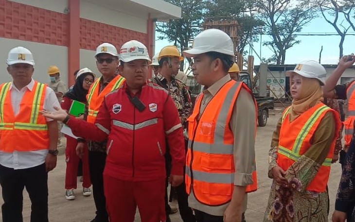 Bupati Jember Muhammad Fawait atau Gus Fawait saat meninjau pembangunan Sekolah Rakyat di Jember Sport Garden (JSG), Ajung, Kamis (9/7/2026).