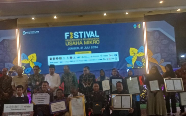 Foto bersama dalam acara Festival Usaha Mikro Kementerian UMKM 