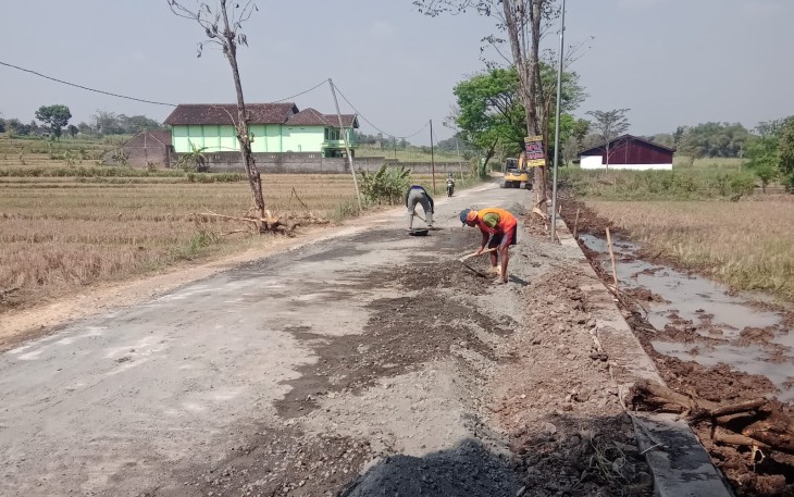 Pengerjaan proyek penanganan long segment ruas jalan Bendungan–Jenggrik.