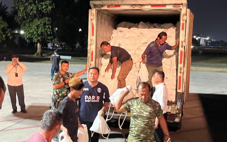 Sejumlah barang bantuan yang akan dikirimkan BNPB melalui Baseops TNI AU Halim Perdanakusuma Jakarta pada Sabtu (15/8). Foto rilis No. 550