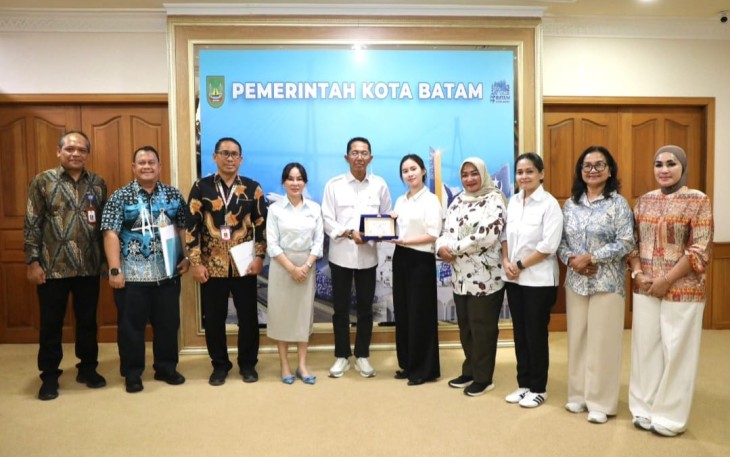 Wali Kota Batam, Amsakar Achmad, bersama Wakil Wali Kota Batam, Li Claudia Chandra, menerima kunjungan kerja pimpinan dan anggota DPRD Kota Tangerang Selatan Jumat, (4/9/2026) di Ruang Kerja Wali Kota Batam.
