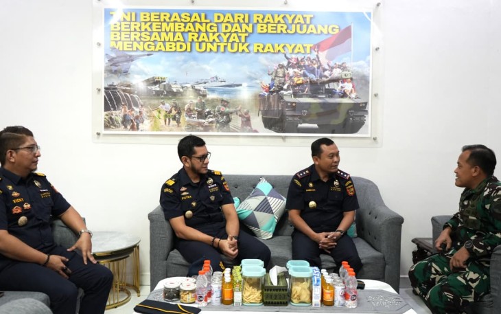 Kepala Kantor Bea Cukai Lhokseumawe, Bambang Sutarjo, didampingi Kepala Seksi Penindakan dan Penyidikan M. Syahputra serta Kepala Seksi Kepatuhan Internal dan Penyuluhan Vicky Fadian saat melakukan kunjungan silaturahmi dan koordinasi dengan Komandan Kodim 0103/Aceh Utara, Letkol Arh. Jamal Dani Arifin, di Makodim 0103/AUT, Senin (11/05/2026).