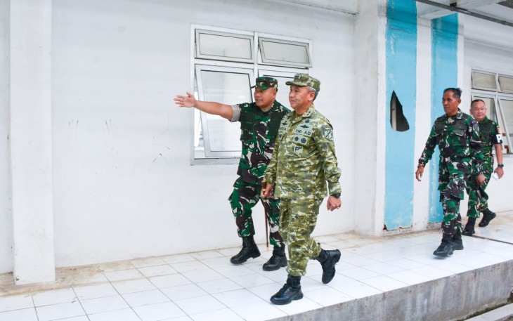 Pangdam XIII Merdeka, Mayjen TNI Mirza Agus dengan didampingi Dandim 1310/Bitung saat melakukan peninjauan lokasi