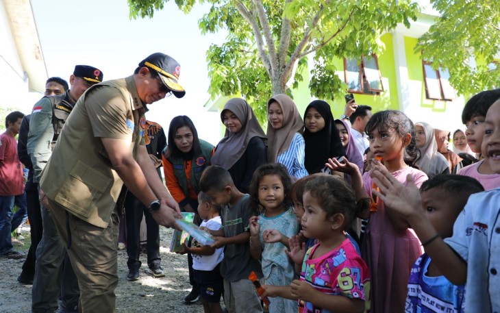 Kepala BNPB Letjen TNI Dr. Suharyanto, S.Sos., M.M ( kemeja dan rompi cokelat) menyapa warga penyintas yang berada di Balai Latihan Kerja (BLK) pemerintah Kabupaten Gayo Lues, pada Kamis (12/3) pagi. Mereka merupakan warga Desa Pepelah, Kecamatan Pining, Kabupaten Gayo Lues, Provinsi Aceh