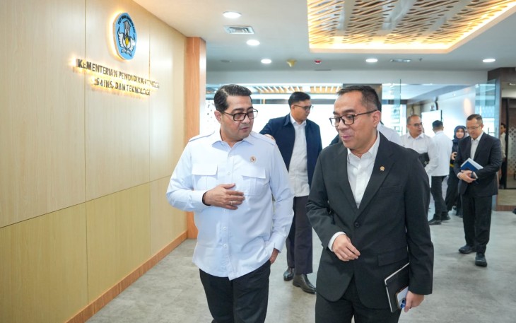 Menteri Ekonomi Kreatif/Kepala Badan Ekonomi Kreatif (Ekraf), Teuku Riefky Harsya (kiri), berbincang dengan Menteri Pendidikan Tinggi, Sains, dan Teknologi (Mendiktisaintek), Brian Yuliarto (kanan), seusai pertemuan strategis antara Kementerian Ekonomi Kreatif/Badan Ekonomi Kreatif (Kemenekraf) dan Kementerian Pendidikan Tinggi, Sains, dan Teknologi (Kemendiktisaintek) di Kantor Kemendiktisaintek, Jakarta, Rabu (22/07/2026).