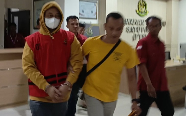  AM, saat digelandang petugas usai diperiksa penyidik di Kantor Kejari Karanganyar, Rabu (29/4/2026) malam.