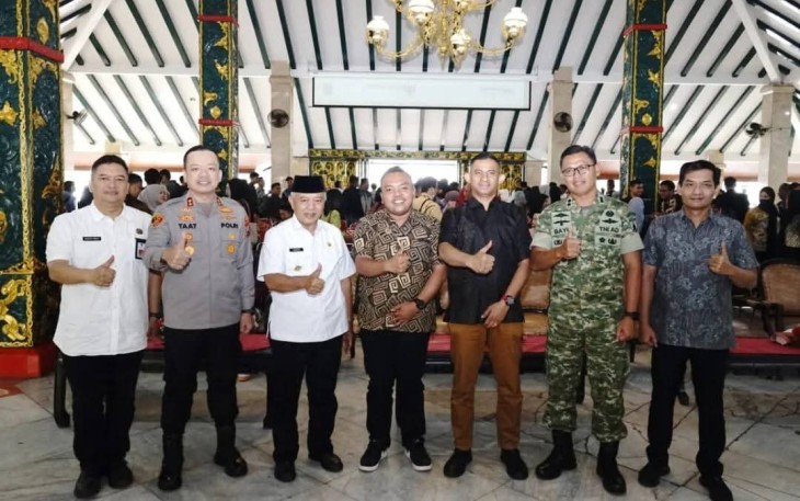 Foto bersama dalam Rapat Koordinasi Sinergi dan Optimalisasi Program Makan Bergizi Gratis (MBG) di Pendopo Agung Kabupaten Malang, Jumat (27/2/2026) pagi.