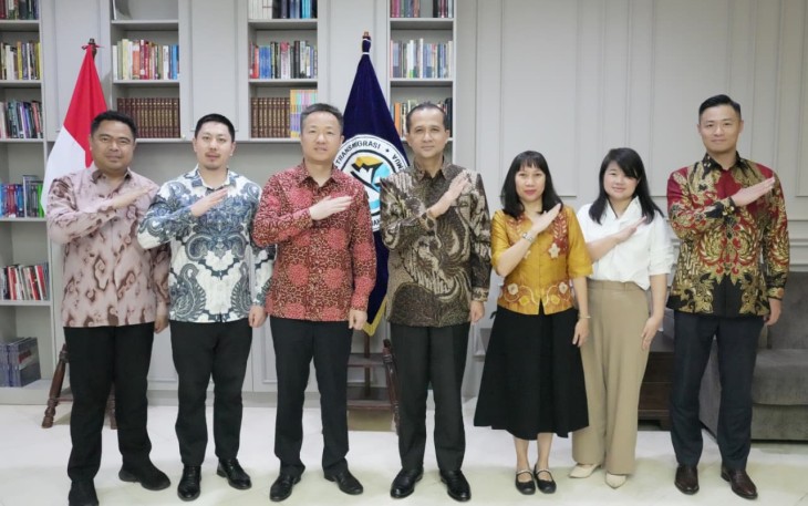 Audiensi antara Menteri Transmigrasi M. Iftitah Sulaiman Suryanagara dengan Vice President CEEC Southeast Asia Regional Headquarters, Jin Bin, di Jakarta, Jumat (6/3). 