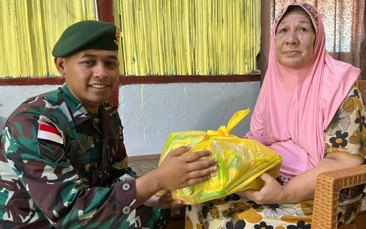 Satgas Pamtas Yonarmed 12 Kostrad Berbagi Sembako di Atapupu dan Dualaus