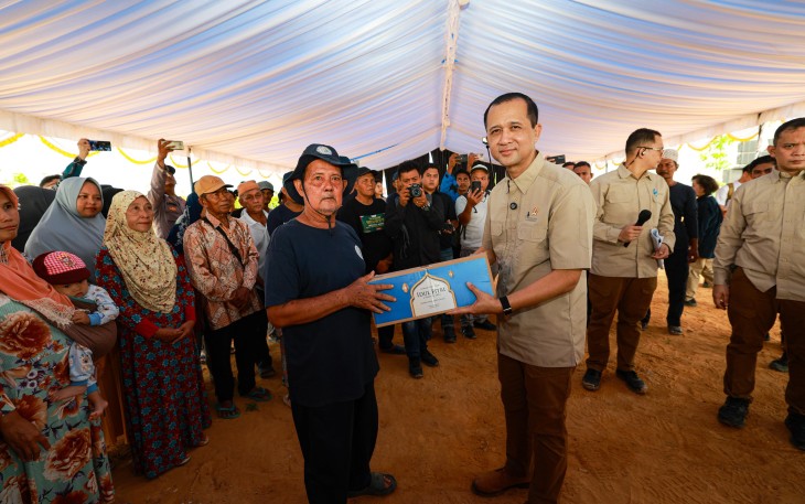 Menteri Transmigrasi, M. Iftitah Sulaiman Suryanagara dalam kunjungan kerjanya ke Kawasan Transmigrasi Barelang saat meninjau langsung progres pembangunan sekaligus menyerahkan bantuan kepada masyarakat, Jumat (20/3).