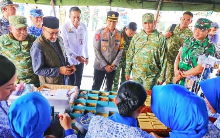 Pj Sekda Luki Zaiman saat Hadiri Bazar Ramadan Kogabwilhan I di Tugu Sirih