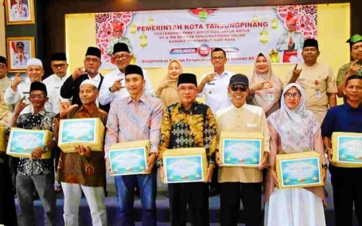 Wali Kota Lis saat Serahkan Bingkisan dan Insentif RT/RW