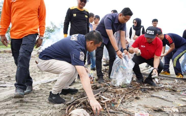 Walikota Bengkulu Dedy Wahyudi bersama jajaran Forum Koordinasi Pimpinan Daerah (Forkopimda) Bersihkan Pantai Zakat/ Foto : MC