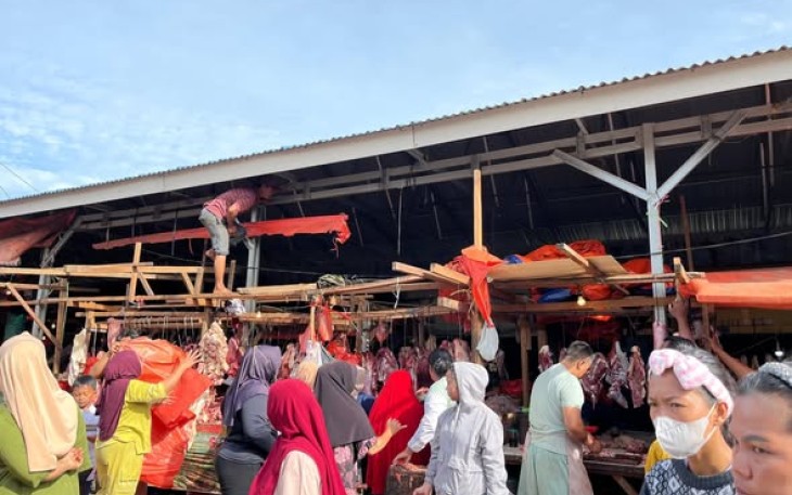 Satuan Polisi Pamong Praja (Satpol PP) Kota Bengkulu kembali melakukan penertiban terhadap para pedagang yang berjualan di badan dan daerah milik jalan (DMJ) kawasan Pasar Panorama, tepatnya di sepanjang Jalan Kedondong dan Jalan Belimbing, Rabu (18/2/2026) /Foto : MC 
