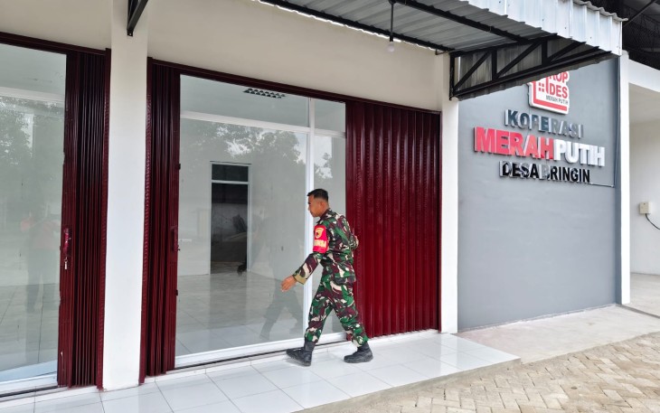 Gotong Royong Babinsa dan Warga