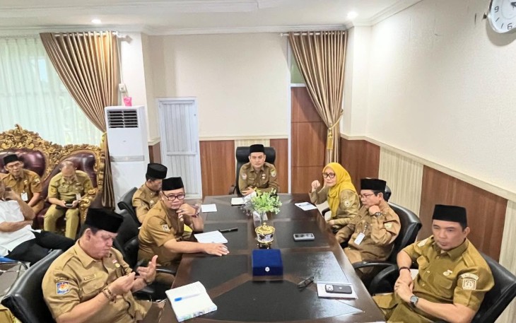 Sekretaris Daerah (Sekda) Provinsi Bengkulu, Herwan Antoni, memimpin rapat pembahasan Proyek Strategis Daerah (PSD) Provinsi Bengkulu yang berlangsung di ruang kerja Sekda, Kantor Gubernur Bengkulu, Senin (9/3) /Foto : MC 