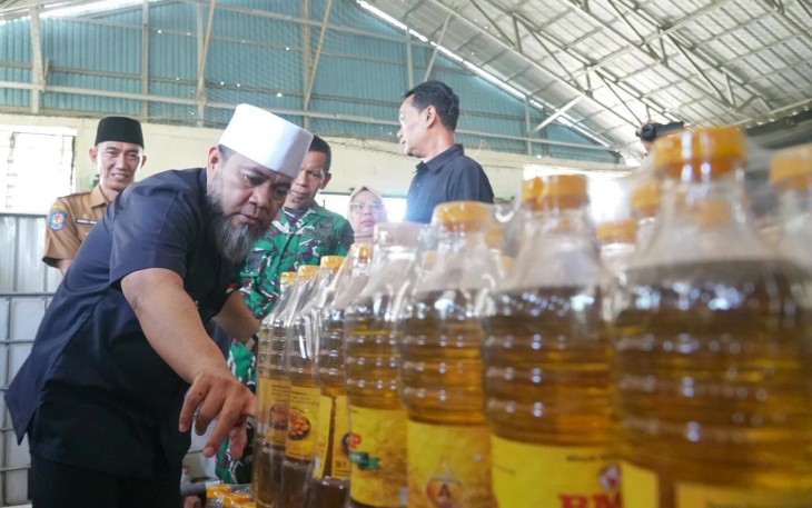 Gubernur Bengkulu, Helmi Hasan meninjau langsung rumah produksi minyak goreng sawit Bumi Merah Putih (BMP) di Kelurahan Sawah Lebar, Senin (20/4) /Foto : MC