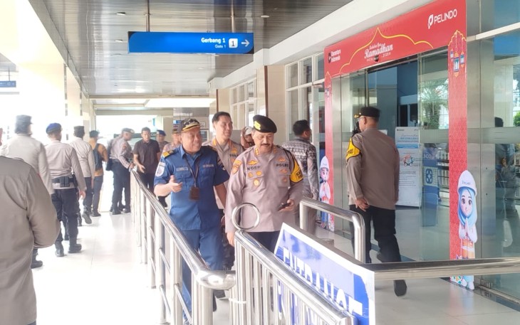 Karoops Polda Jatim Kombes Pol Nurhandono memimpin langsung pengecekan Pos Terpadu Operasi Ketupat Semeru 2026