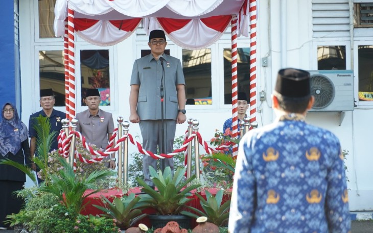 Penjabat Sekretaris Daerah (Sekda) Kota Bengkulu, Medy Pebriansyah, memimpin upacara peringatan Hari Otonomi Daerah ke-30 Tahun 2026 yang digelar di halaman Kantor Wali Kota Bengkulu, Bentiring, Senin (27/4/2026) /Foto : MC