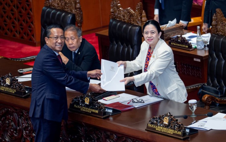 Puan saat Pimpin Pengesahan UU PPRT Serta UU Pelindungan Saksi dan Korban