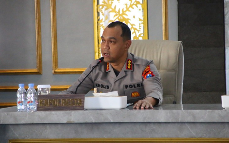 Kapolresta Malang Kota, Kombes Pol Putu Kholis Aryana saat memimpin Tactical Floor Game (TFG) di Ballroom Sanika Satyawada, Jumat  (06/02/2026).