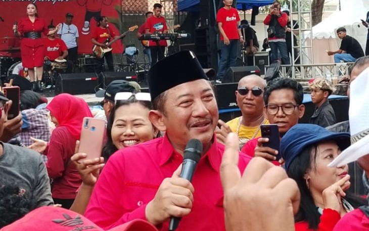 Rober Christanto berorasi dalam momentum Halalbihalal DPC PDI Perjuangan Karanganyar bersama masyarakat di De'Tasikmadu Heritage, Sabtu (28/3/2026).
