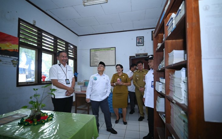 Wakil Menteri Pendidikan Dasar dan Menengah (Wamendikdasmen) Atip Latipulhayat Tinjau Sekolah di Manado