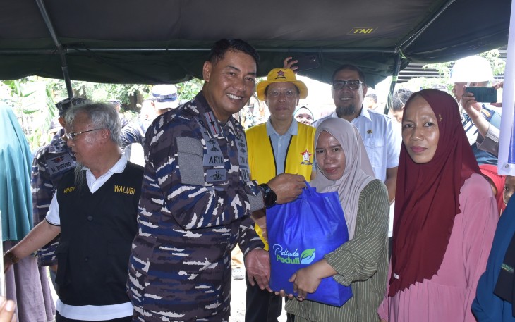 Ratusan Warga Pulau Kodingareng Lompo Antusias Ikuti Bakti Sosial dan Prolasi Kodaeral VI