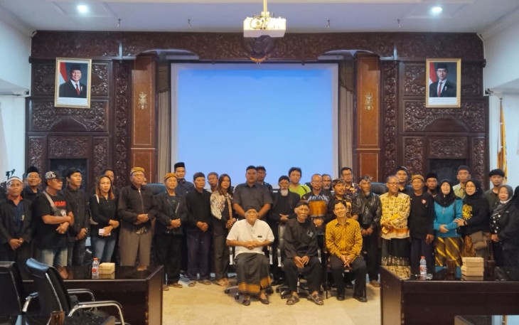 Seminar bertajuk "Kembal ke Jatidiri Jawa dengan Menggali Jejak Leluhur" di Gedung Paripurna DPRD Karanganyar, Sabtu (7/3/2026) malam.