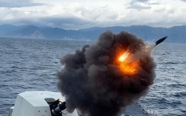 KRI Prabu Siliwagi-321 Laksanakan Uji Coba Penembakan Meriam 127 MM