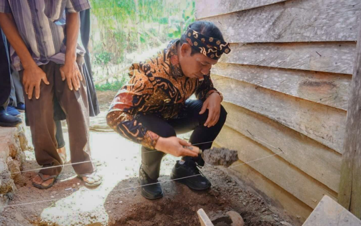 Wali Kota Bengkulu Dedy Wahyudi Saat Melakukan Peletakan Batu Pertama Program Perbaikan Rumah Tidak Layak Huni/Foto : MC 