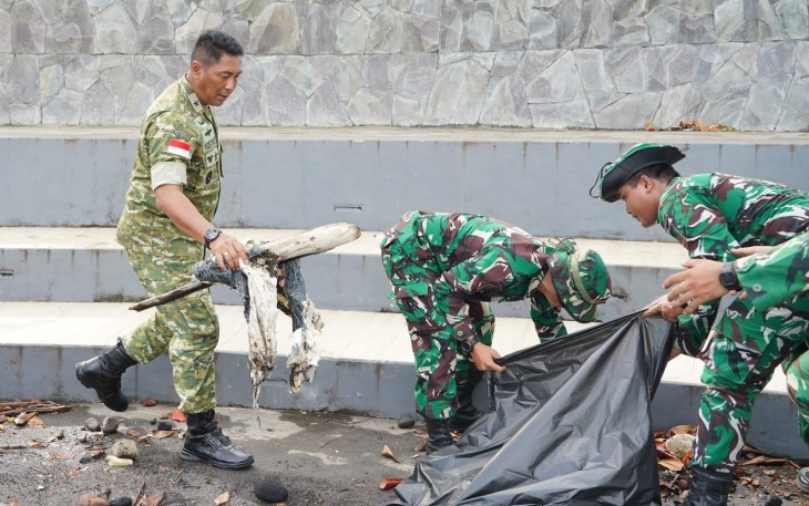 Kasdam XIII/Merdeka Brigjen TNI Yustinus Nono Yulianto saat turut serta membersihkan sampah di kawan Manado Beach Walk II, Kec. Malalayang Kota Manado