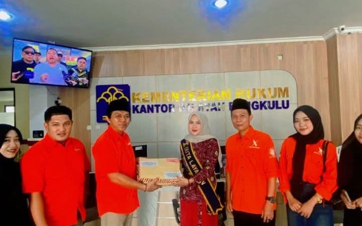 Dewan Pimpinan Wilayah (DPW) Partai Gerakan Rakyat Provinsi Bengkulu resmi menyerahkan berkas persyaratan untuk memperoleh Surat Keterangan Terdaftar (SKT) ke Kantor Wilayah Kementerian Hukum Provinsi Bengkulu, Kamis (16/4/2026)