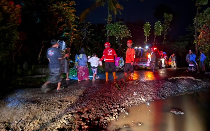 Sebanyak 1.686 warga Desa Padasari, Kecamatan Jatinegara, Kabupaten Tegal, Jawa Tengah, mengungsi ke lokasi yang lebih aman setelah permukiman mereka dilanda fenomena pergerakan tanah