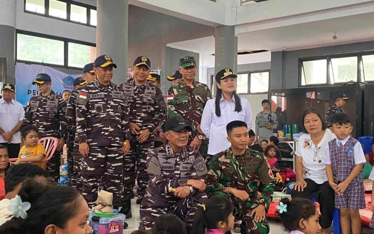 Pangkoarmada RI saat peninjauan langsung ke wilayah terdampak di Desa Bahu.