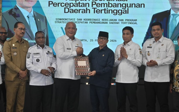 Menteri Desa dan Pembangunan Daerah Tertinggal (Mendes PDT) Yandri Susanto saat menghadiri Rapat Koordinasi Percepatan Pembangunan Daerah Tertinggal di Operational Room Kantor Kemendes, Rabu (25/2/2026)