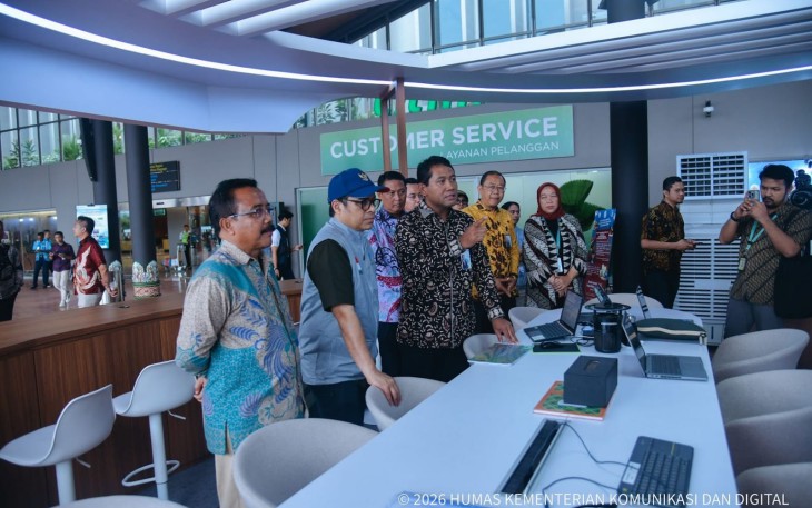 Wakil Menteri Komunikasi dan Digital Nezar Patria saat meninjau langsung Posko Monitoring Telekomunikasi di Bandara Soekarno Hatta