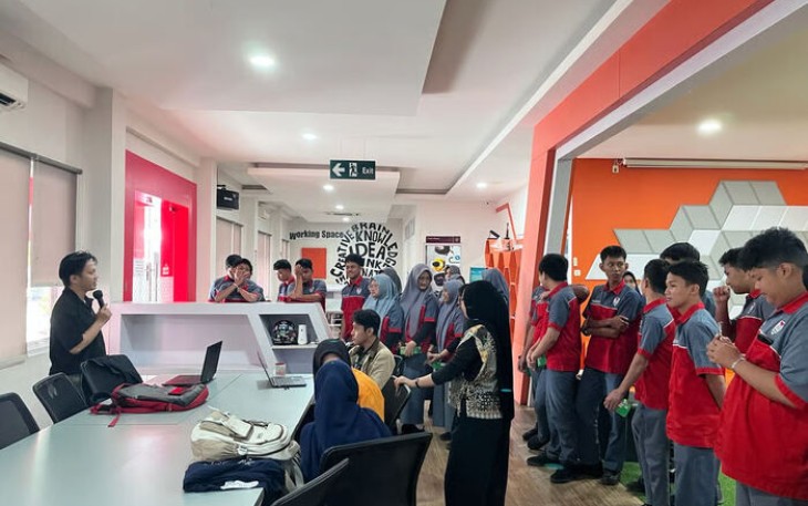 150 Siswa SMK Telkom Makassar Kunjungi Telkom AI Center