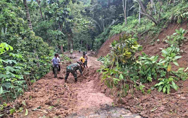 Evakuasi material longsor di wilayah desa binaan 