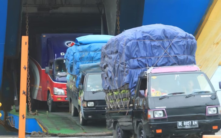 Arus logistik di Pelabuhan Merak 