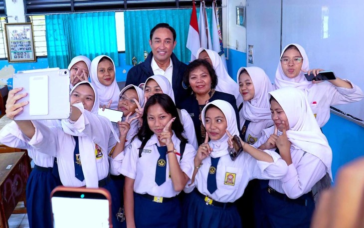 Kepala BNN RI Komjen Pol Suyudi Ario Seto foto bersama pelajar 