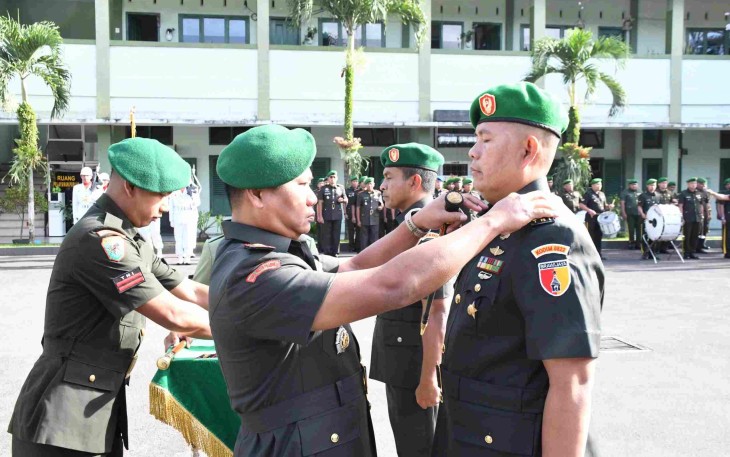 Danrem 083/Bdj Kolonel Inf Kohir saat sertijab Dandim 0822/Bondowoso di Malang, Selasa (6/1)