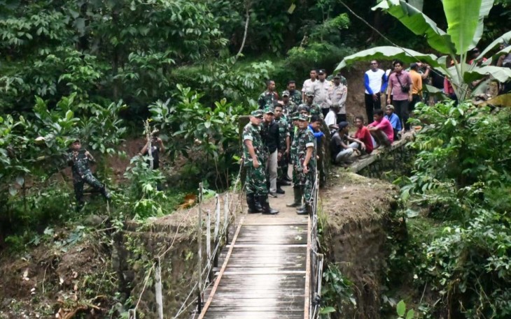 Danrem 081/DSJ Kolonel Arm Untoro Hariyanto saat meninjau lokasi pembangunan jembatan gantung, Jum'at (9/1)