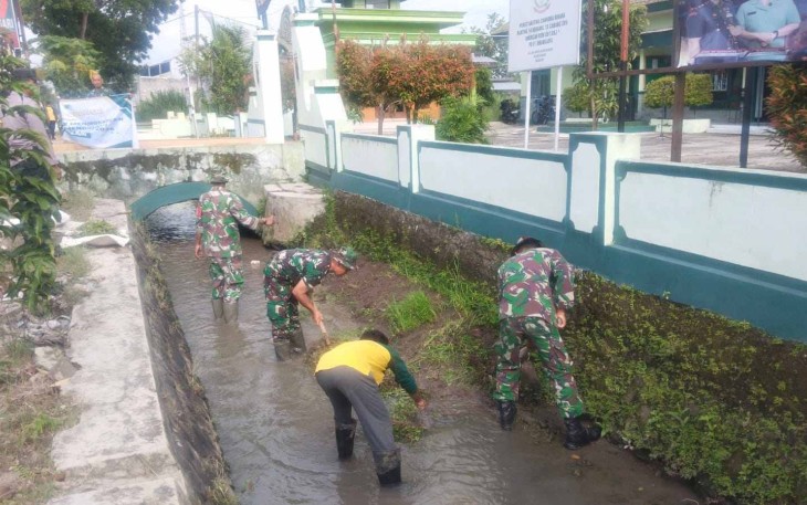 Pembersihan lingkungan di wilayah desa binaan 