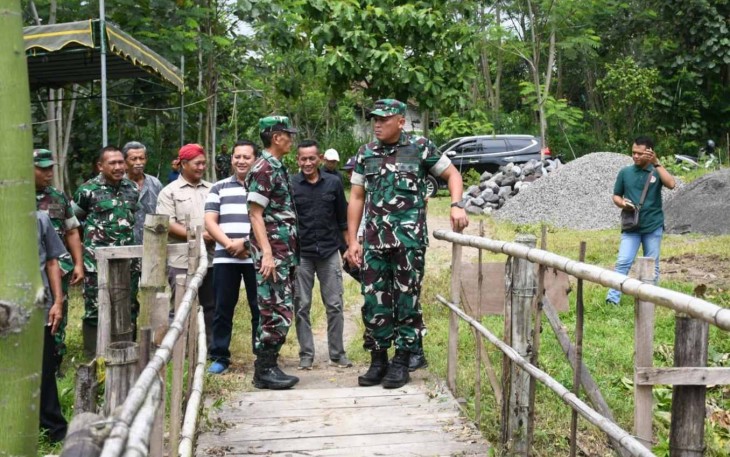 Danrem 081/DSJ Kolonel Arm Untoro Hariyanto saat meninjau lokasi jembatan gantung di kabupaten Blitar