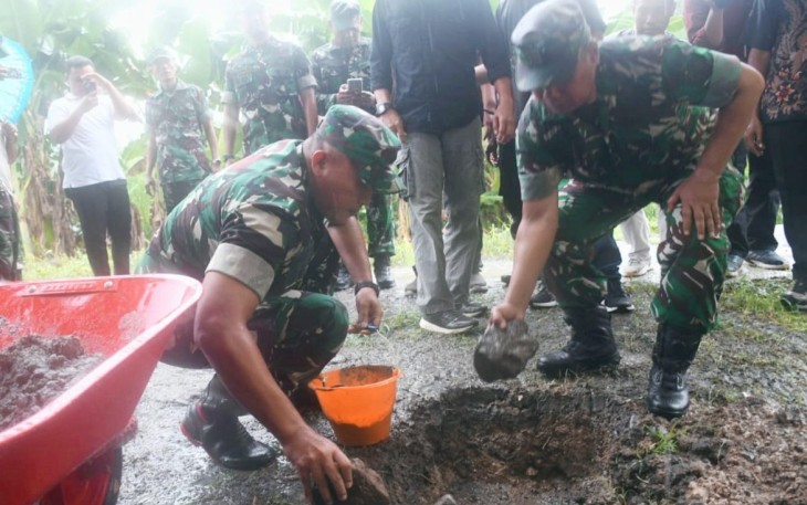 Danrem 081/DSJ Kolonel Arm Untoro Hariyanto saat peletakan batu pertama pembangunan jembatan gantung di Nganjuk, Sabtu (10/1)