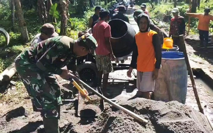 Pengecoran jembatan perintis di wilayah desa binaan 