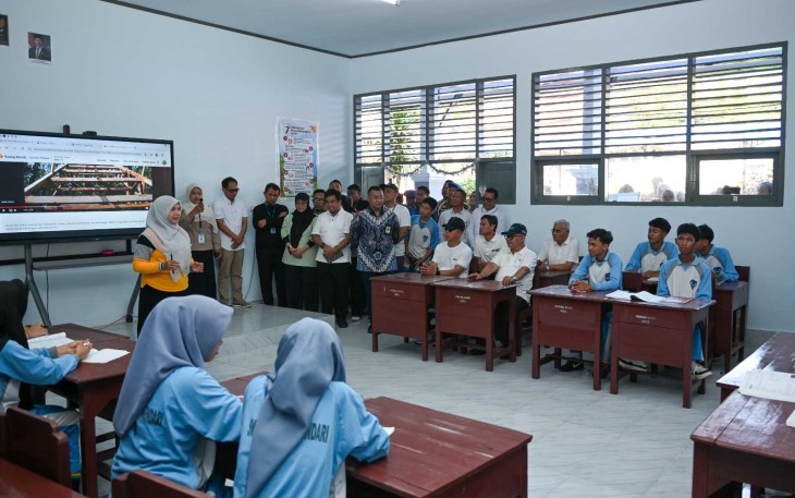 Mendikdasmen Abdul Mu'ti saat berdialog dengan siswa SMAN 7 Kendari 