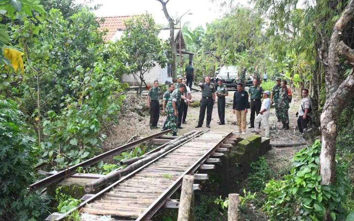Danrem 081/DSJ Kolonel Arm Untoro Hariyanto saat meninjau lokasi pembangunan jembatan di Kabupaten Ngawi 