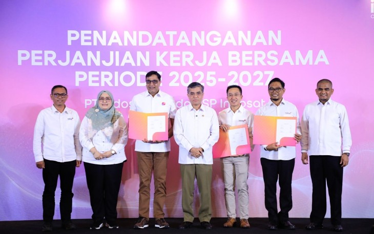 Menaker Yassierli foto bersama usai menyaksikan penandatanganan Perjanjian Kerja Bersama di Jakarta 